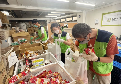 GNJPの食品配布準備作業に参加する当社社員ボランティア